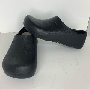 Super Birki’s size Eu 39 US 8-8.5 black clogs